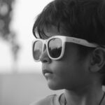 Protéger les yeux de son enfant du soleil : le guide pratique pour les parents